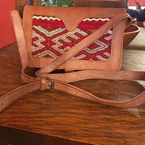 Leather brown bag w/ red and cream and black crochet on the front, shoulder bag - Picture 5 of 12